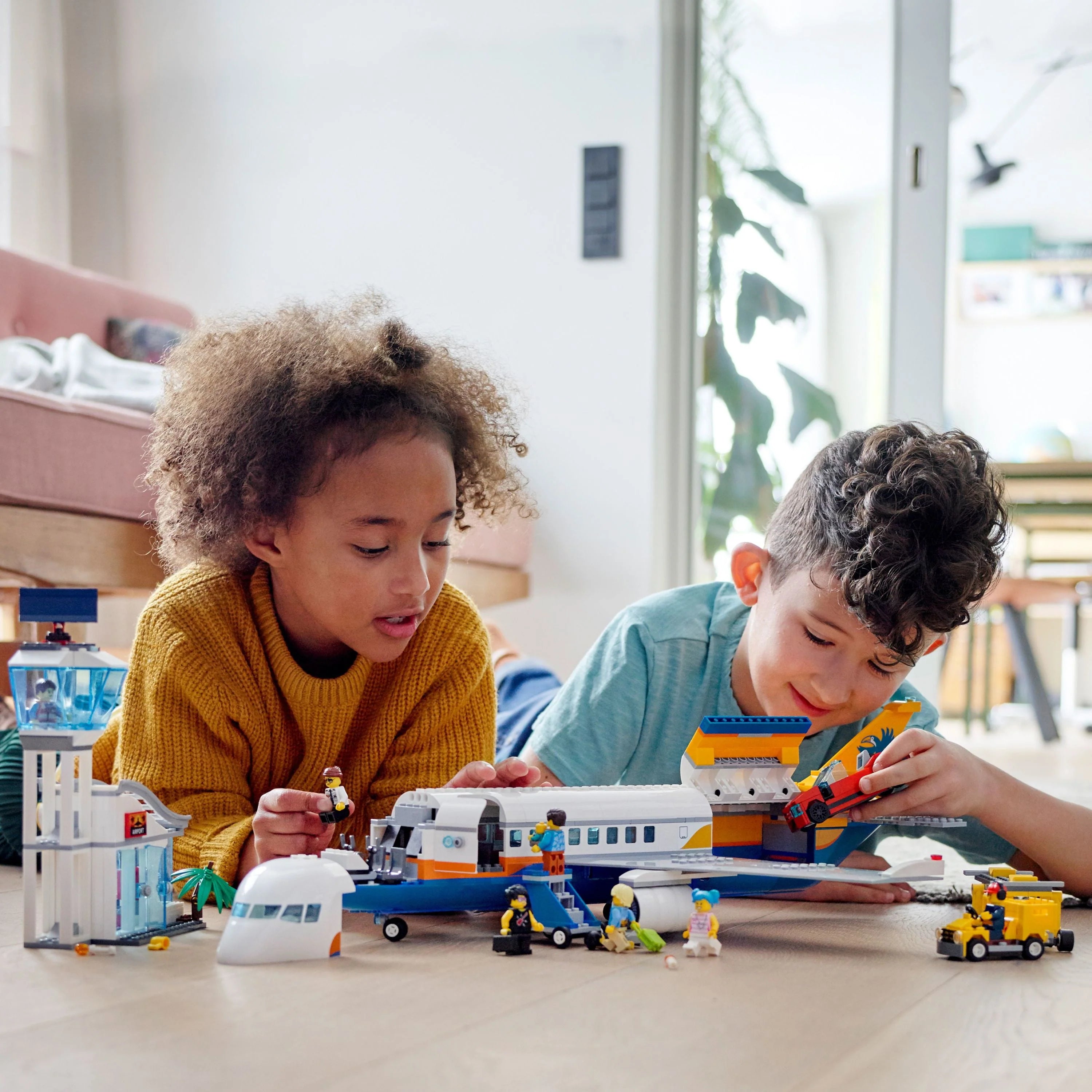 Passenger Airplane Building Toy (669 Pieces) E61602
