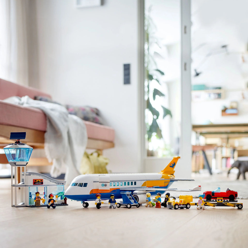 Passenger Airplane Building Toy (669 Pieces) E61602