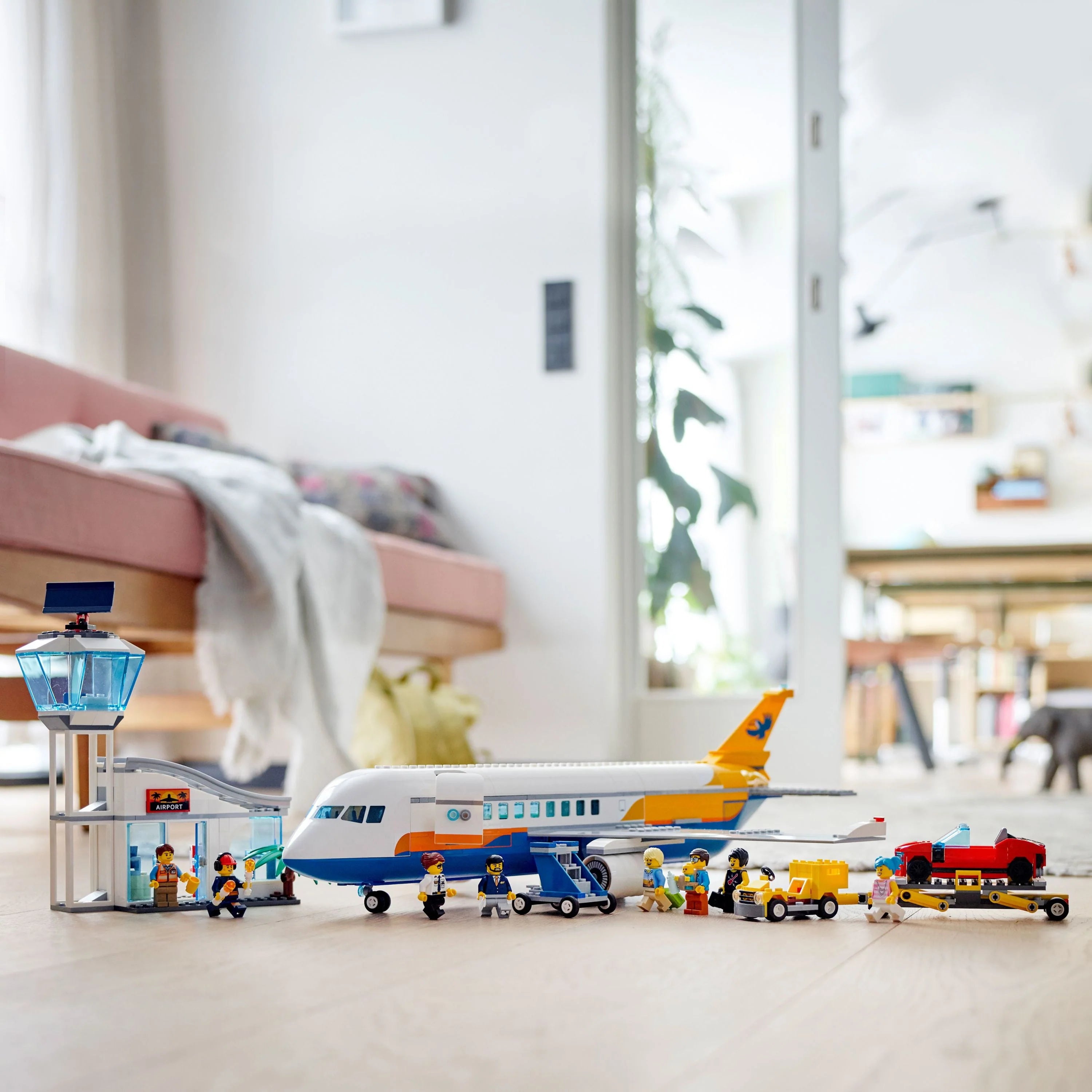 Passenger Airplane Building Toy (669 Pieces) E61602